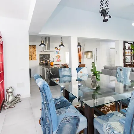 Villa Cubo's Cozy & Modern Sol De
